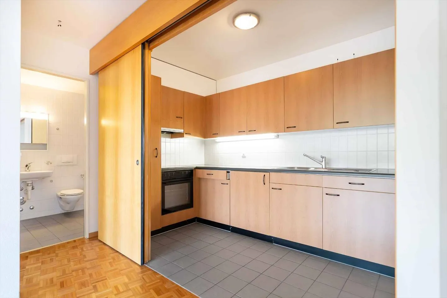 Charming 2-room apartment - quiet, green and central - Photo 3 of 7