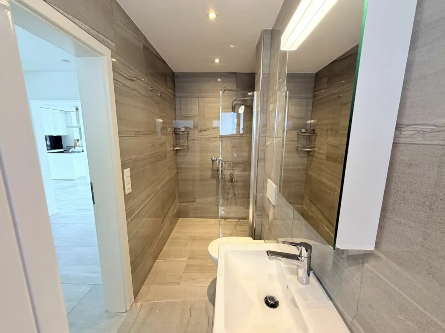 Moderne 4.5 Zimmer Maisonette - Foto 4 von 17