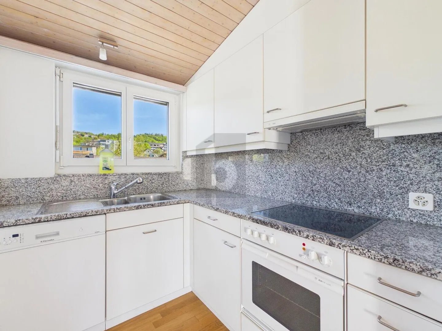 TOP LOCATION WITH VIEW AND GARDEN USE - Photo 4 of 6