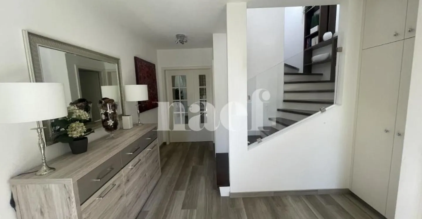 Schöne, vollständig renovierte 5,5-Zimmer-Einfamilienvilla mit großem Garten - Foto 3 von 12