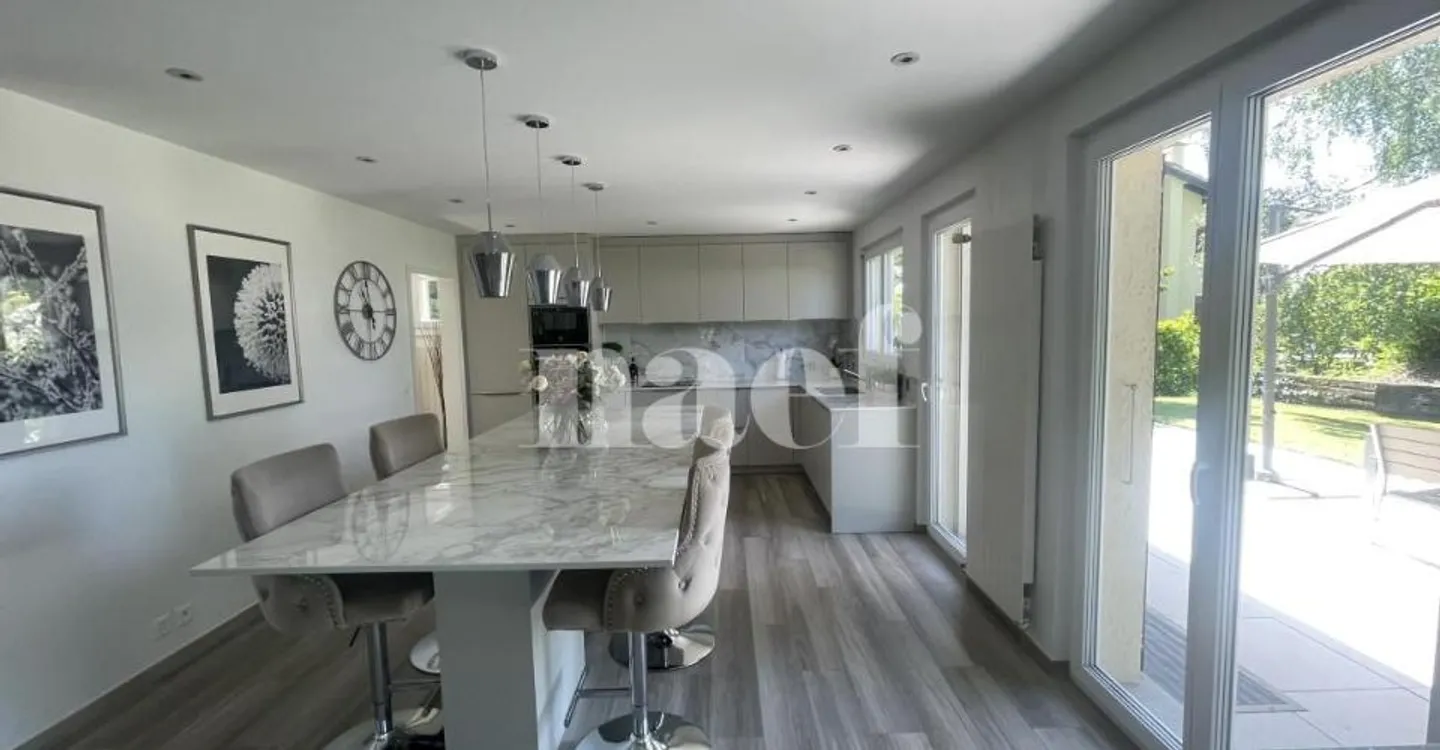 Schöne, vollständig renovierte 5,5-Zimmer-Einfamilienvilla mit großem Garten - Foto 4 von 12