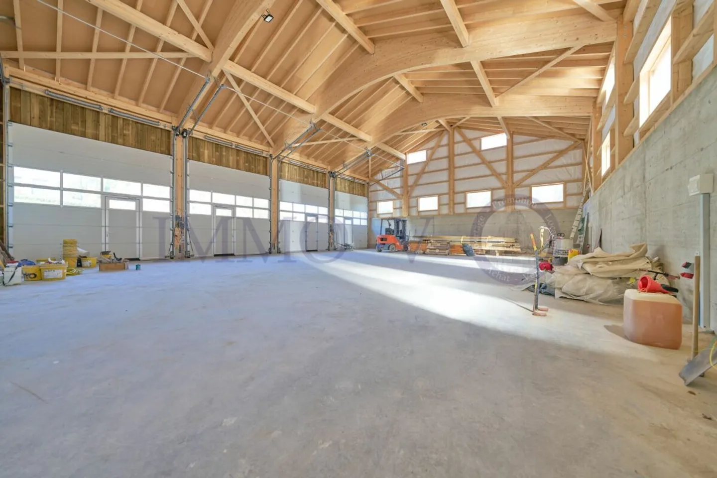 NUOVO E SPAZIOSO CON UN BEL VOLUME - Foto 1 di 3