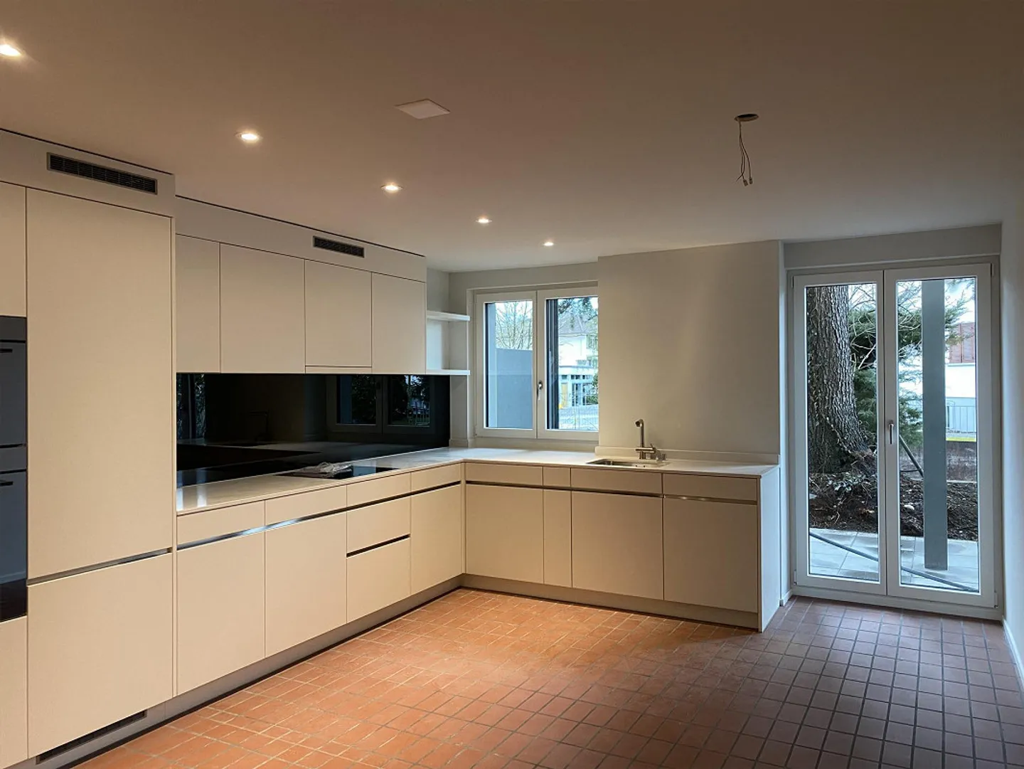 Appartement rénové de 4,5 pièces au rez-de-chaussée avec part de jardin et cheminée - Photo 1 sur 7