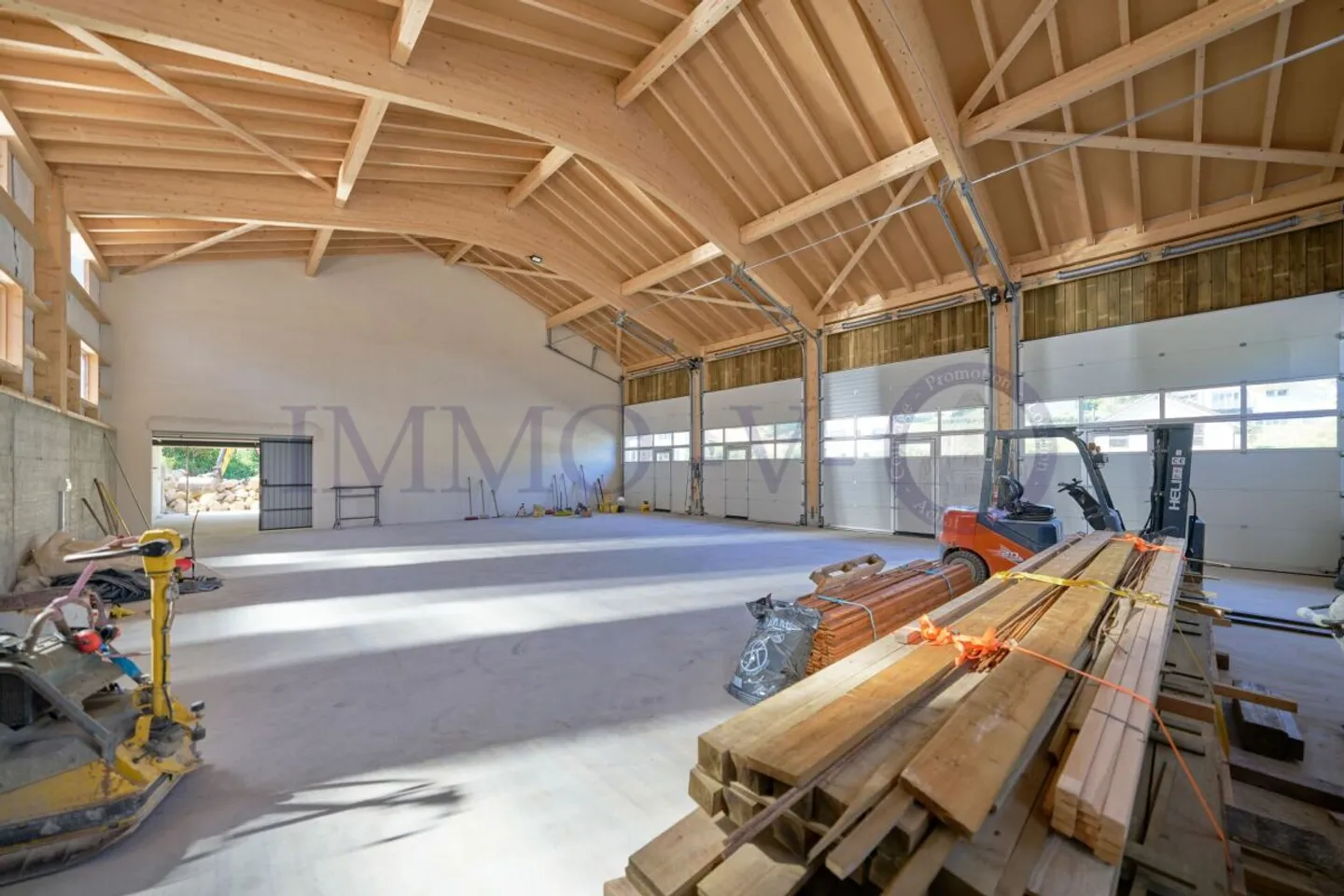 NUOVO E SPAZIOSO CON UN BEL VOLUME - Foto 2 di 3