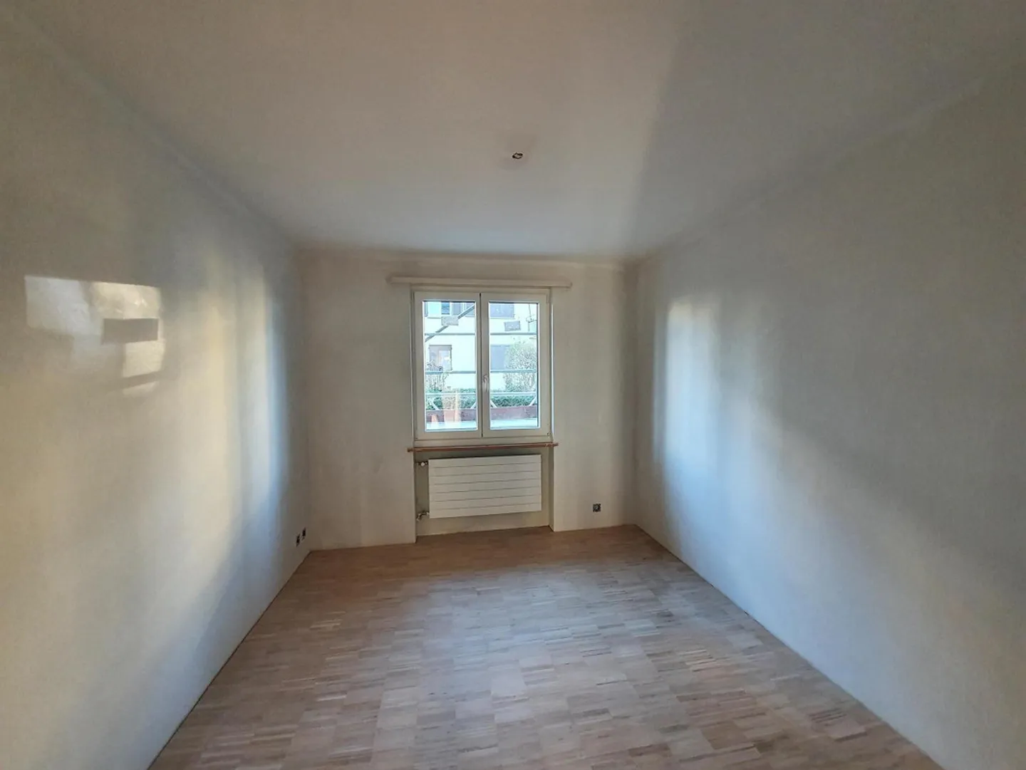 Appartement rénové de 4,5 pièces au rez-de-chaussée avec part de jardin et cheminée - Photo 5 sur 7