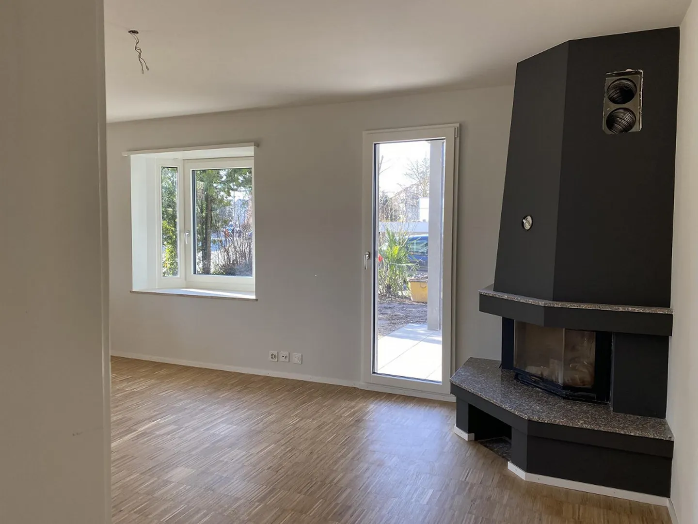 Appartement rénové de 4,5 pièces au rez-de-chaussée avec part de jardin et cheminée - Photo 4 sur 7