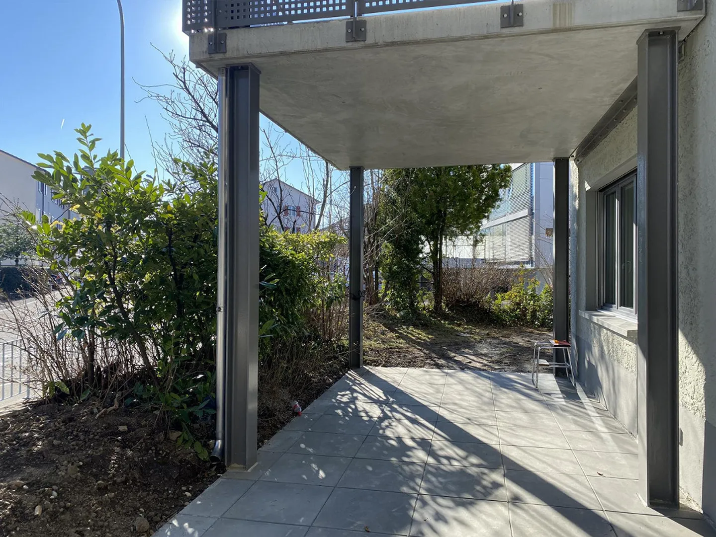 Appartement rénové de 4,5 pièces au rez-de-chaussée avec part de jardin et cheminée - Photo 7 sur 7