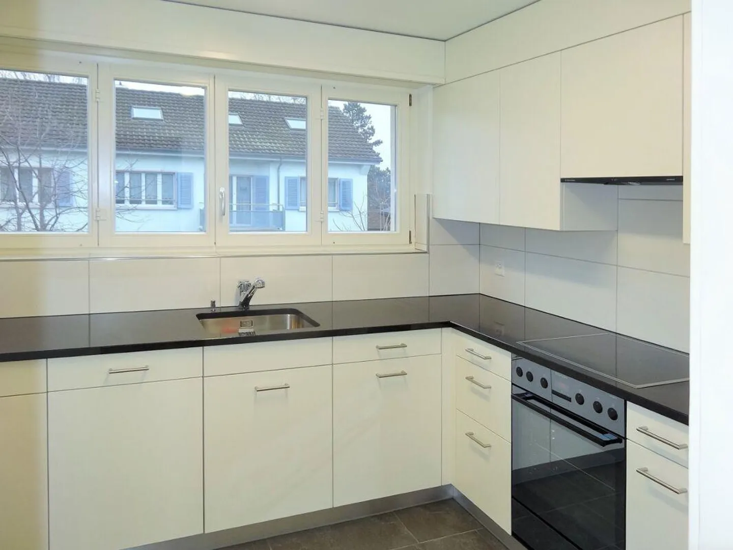 Investment property with well-maintained apartments - Photo 5 of 7