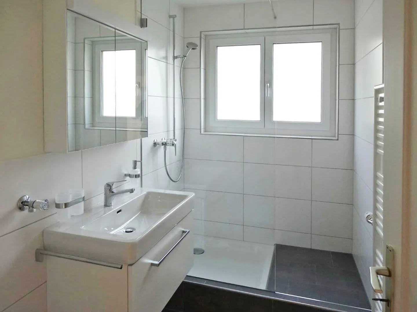 Investment property with well-maintained apartments - Photo 6 of 7