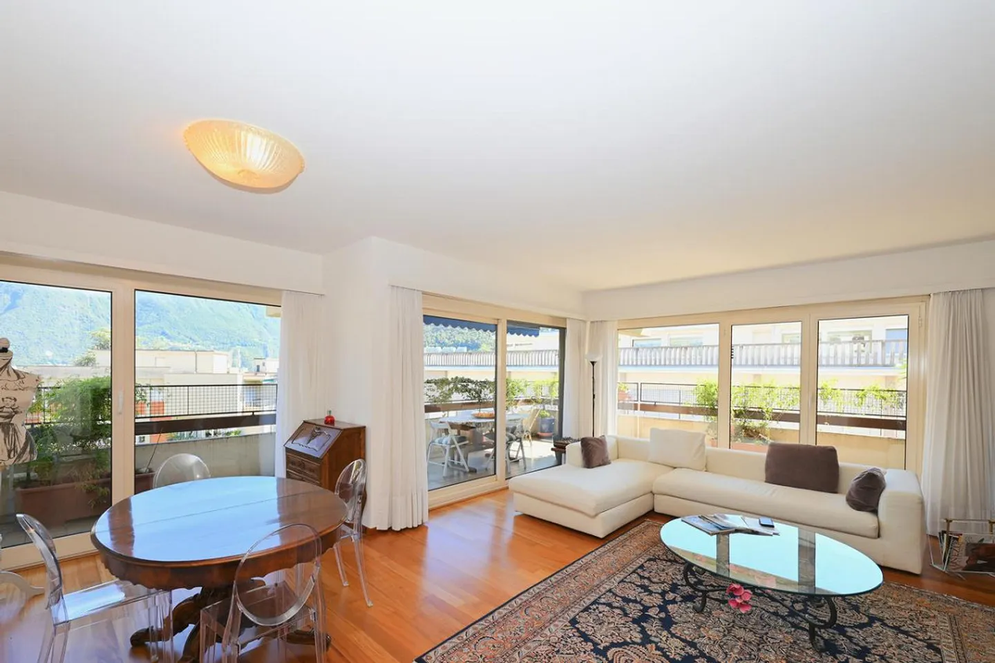 Appartement spacieux avec grande terrasse dans un emplacement central - Photo 3 sur 16
