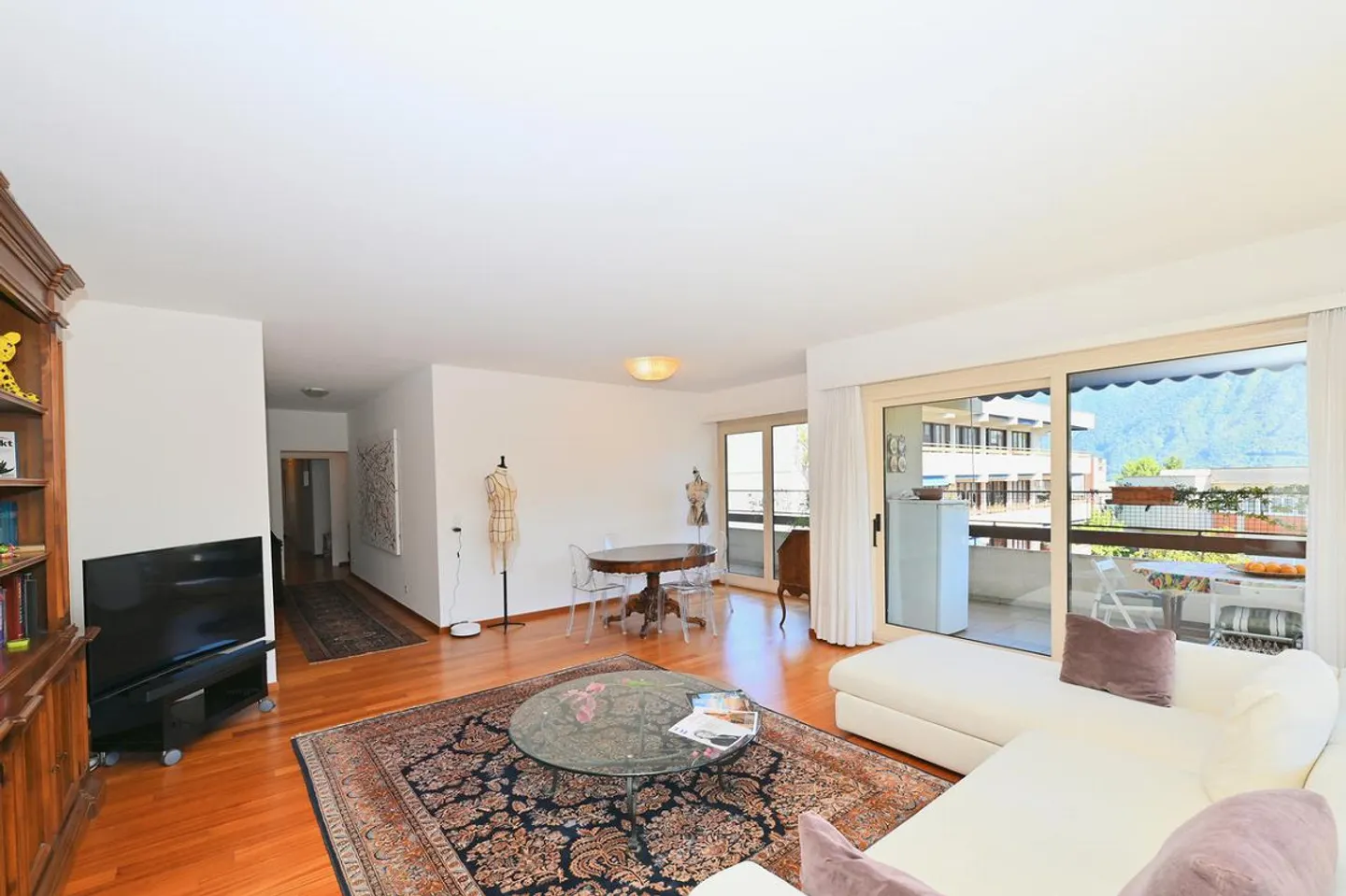 Appartement spacieux avec grande terrasse dans un emplacement central - Photo 4 sur 16