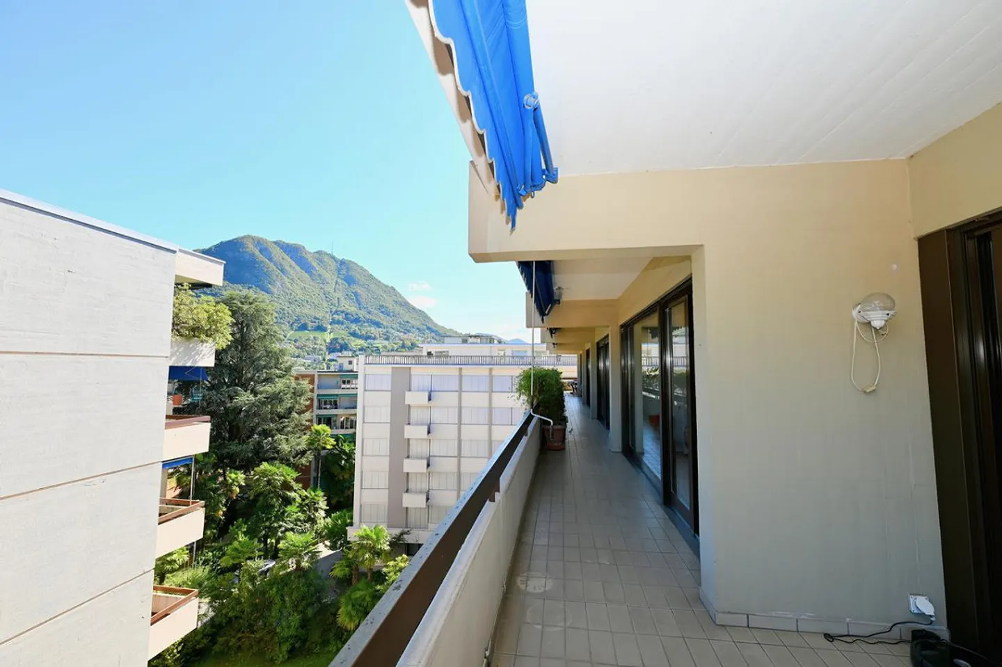 Appartement spacieux avec grande terrasse dans un emplacement central - Photo 12 sur 16
