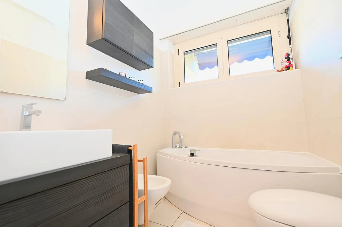 Appartement spacieux avec grande terrasse dans un emplacement central - Photo 15 sur 16