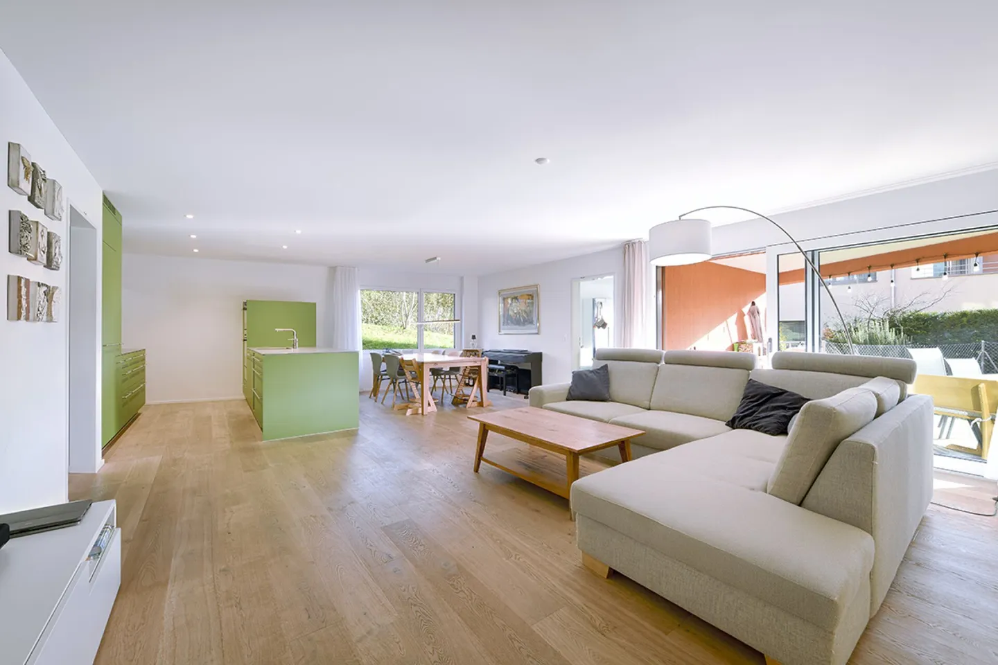 4.5-room garden apartment in a quiet, sunny location, with two versatile additional rooms - Photo 1 of 14