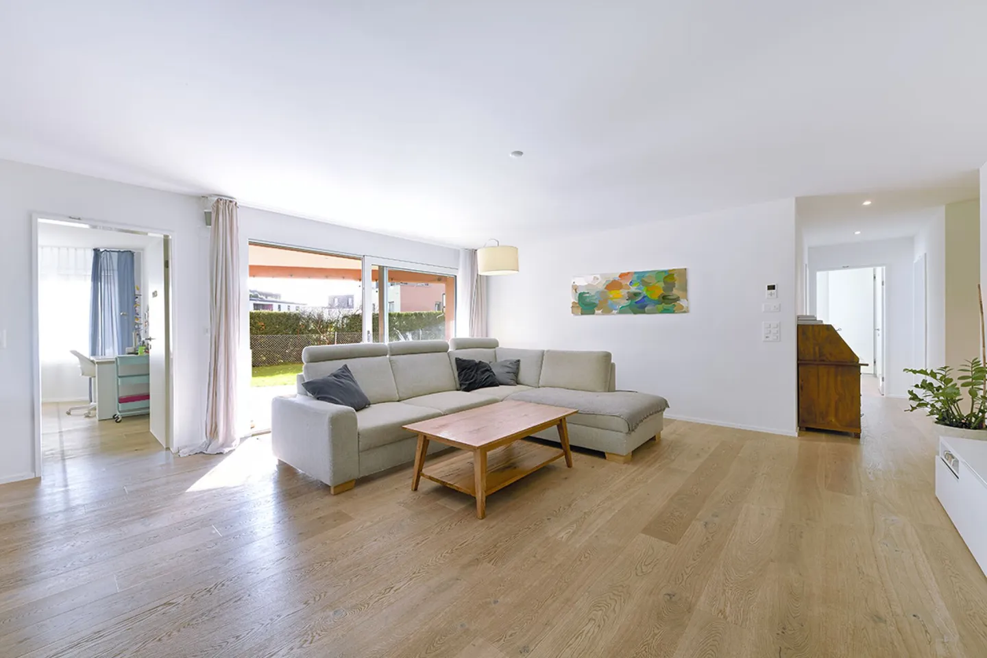 4.5-room garden apartment in a quiet, sunny location, with two versatile additional rooms - Photo 3 of 14