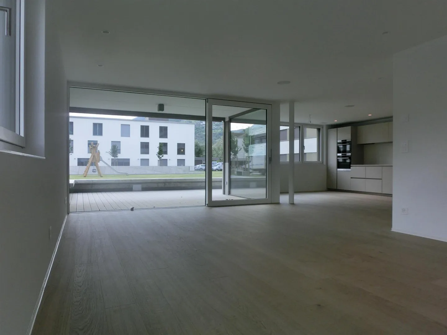 Appartement moderne de 4,5 pièces - Photo 3 sur 12