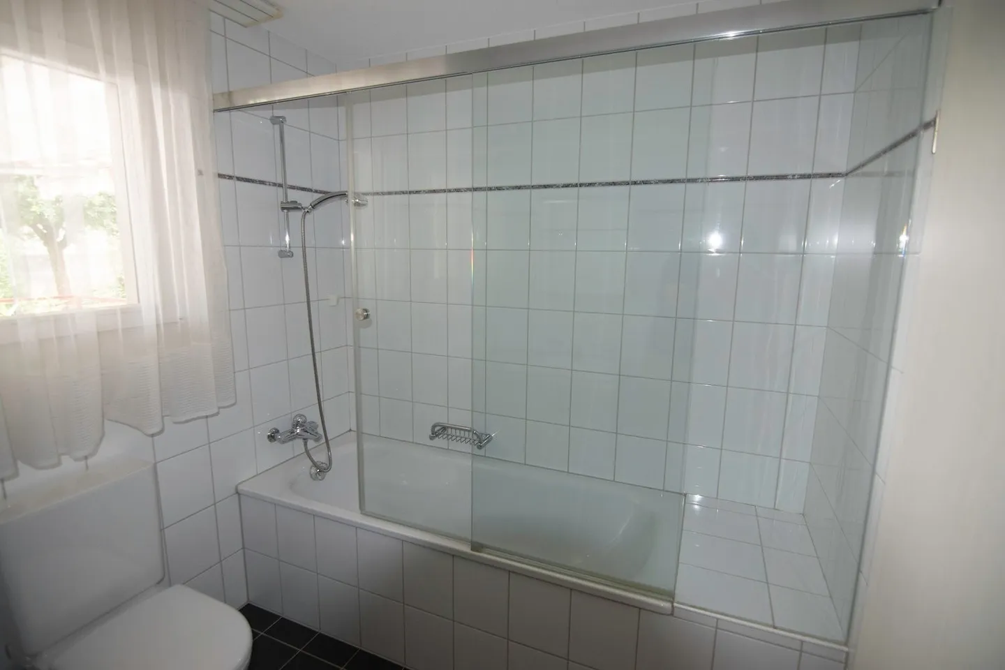 Appartement moderne de 2,5 pièces avec terrasse de 30 m2 à Dielsdorf Zurich - Photo 10 sur 15