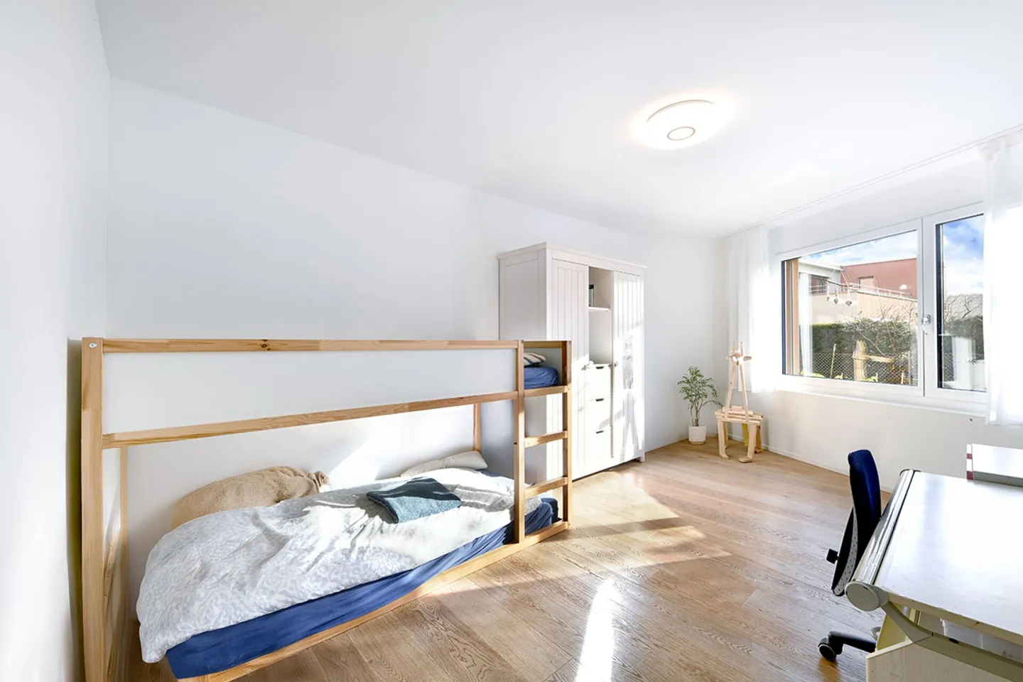 4.5-room garden apartment in a quiet, sunny location, with two versatile additional rooms - Photo 8 of 14