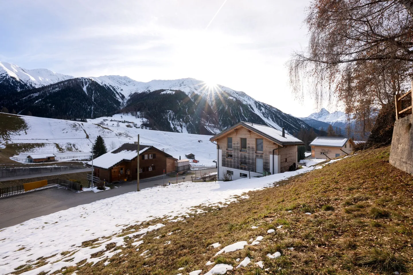 Terrain à bâtir pour résidences principales avec bâtiment stable - Photo 2 sur 9