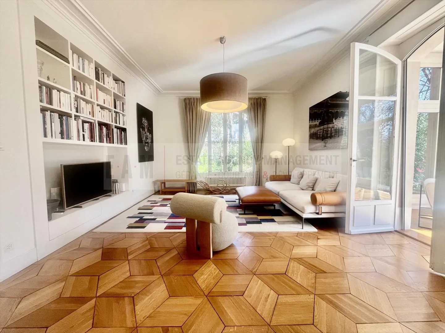 Villa with 12 rooms - Photo 2 of 8