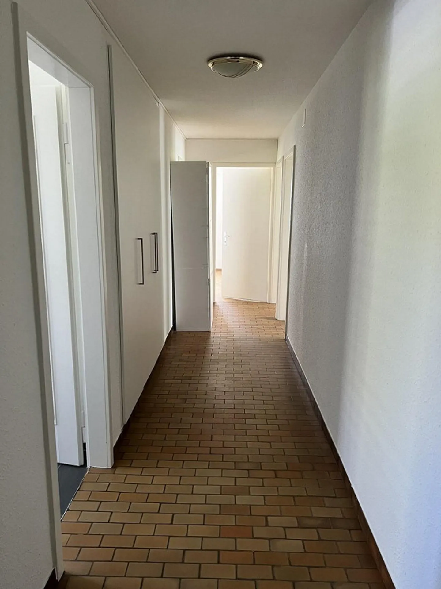 Appartamento tranquillo con 4 stanze nel cuore di Bülach - Foto 4 di 8