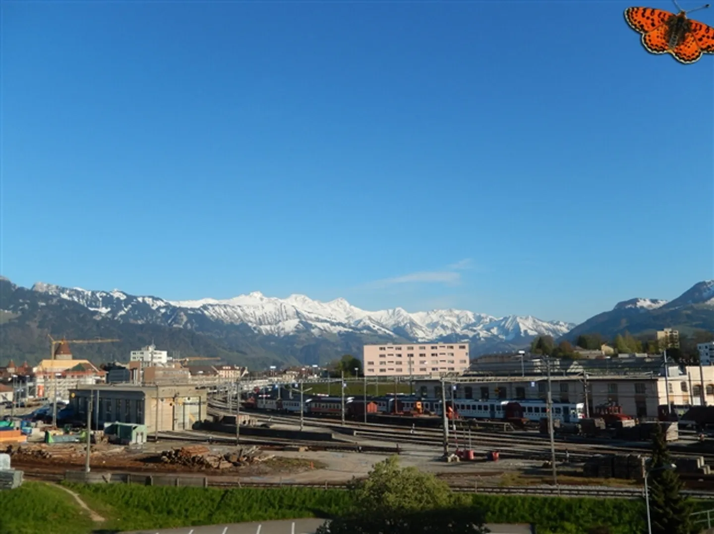 ECCELLENTI 3 1/2 STANZE - Piano alto e magnifica vista sulle Prealpi! - Foto 3 di 11