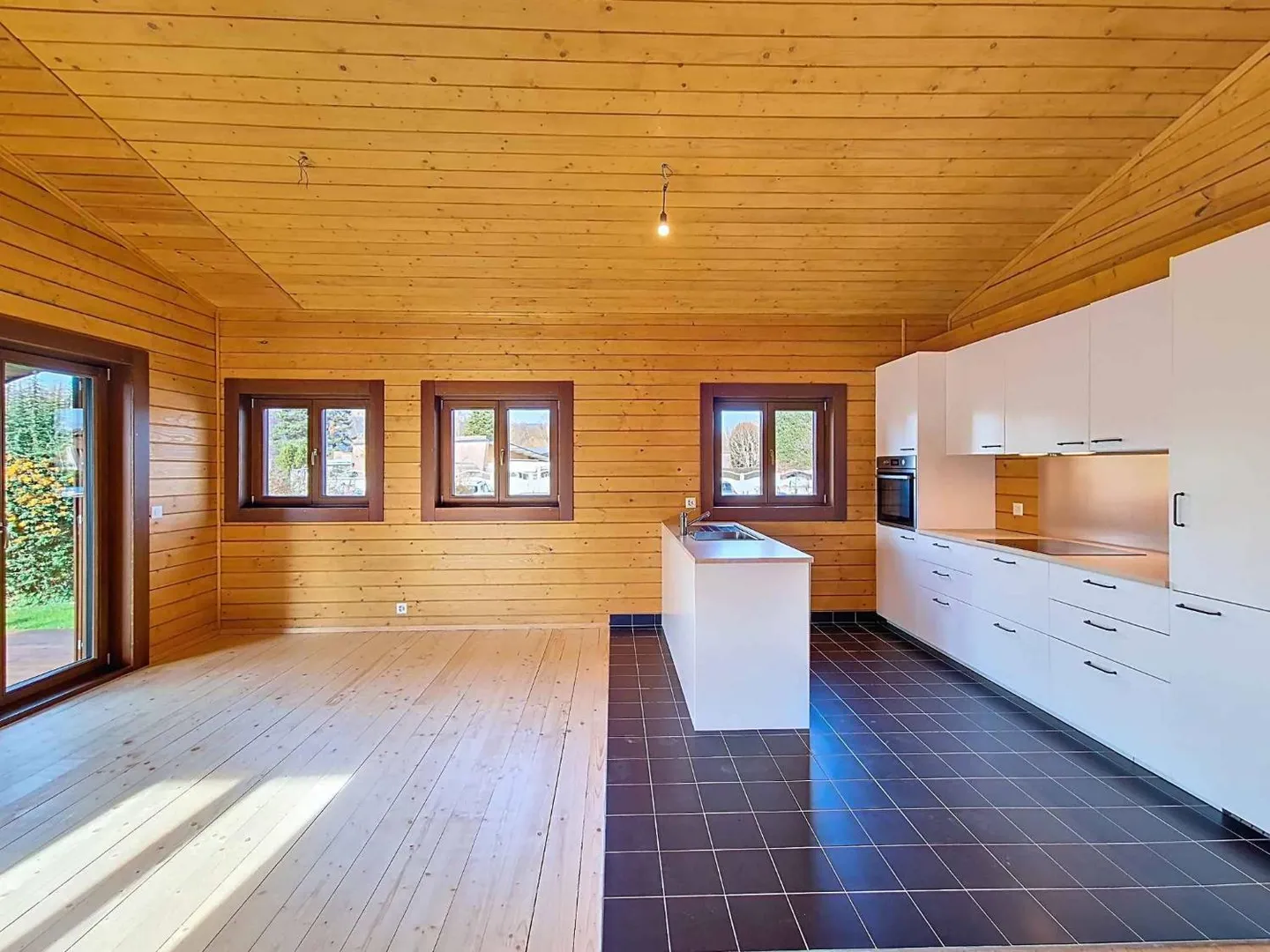 Rarely for sale - Villa just two steps from the lake! - Photo 5 of 11