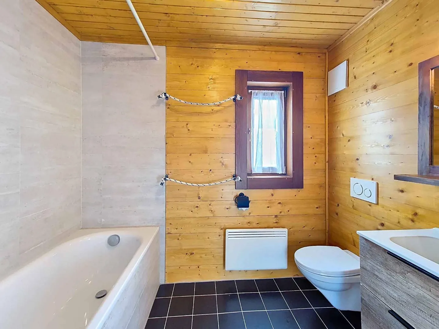 Rarely for sale - Villa just two steps from the lake! - Photo 8 of 11