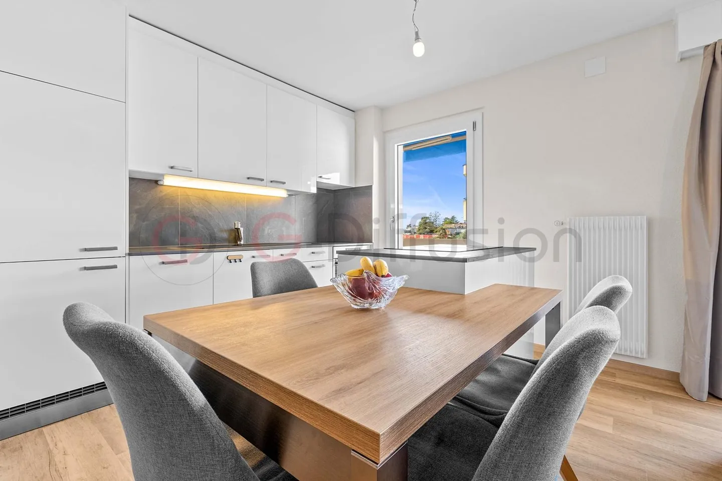 Charmantes 3.5 Zimmer-Wohnung mit Balkon und Seeblick - Foto 2 di 9