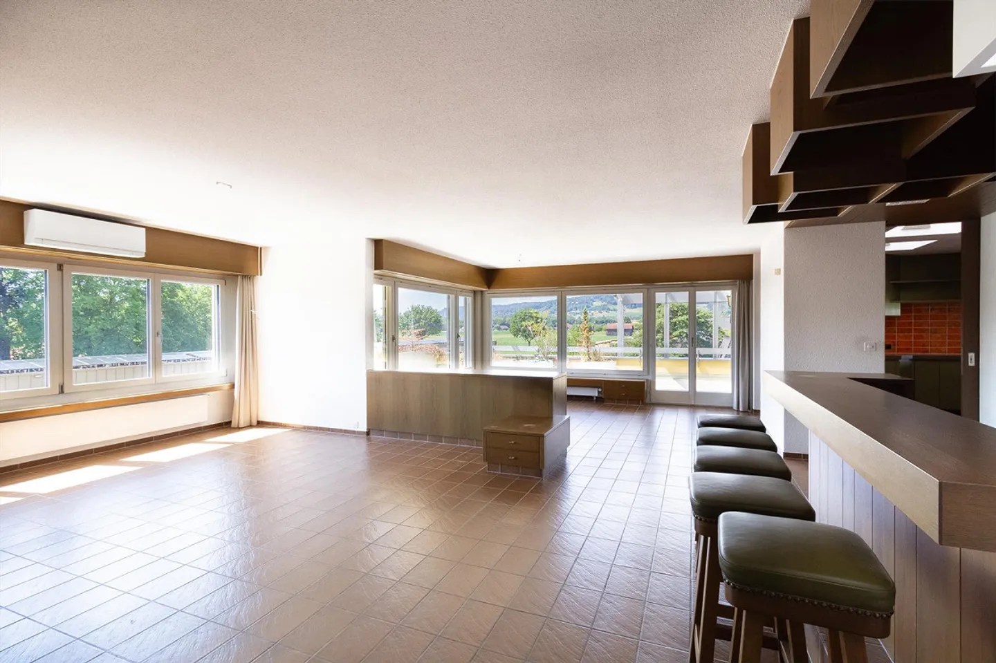 Spacious 5.5-room penthouse with magnificent views in Kleindöttingen - Photo 2 of 11