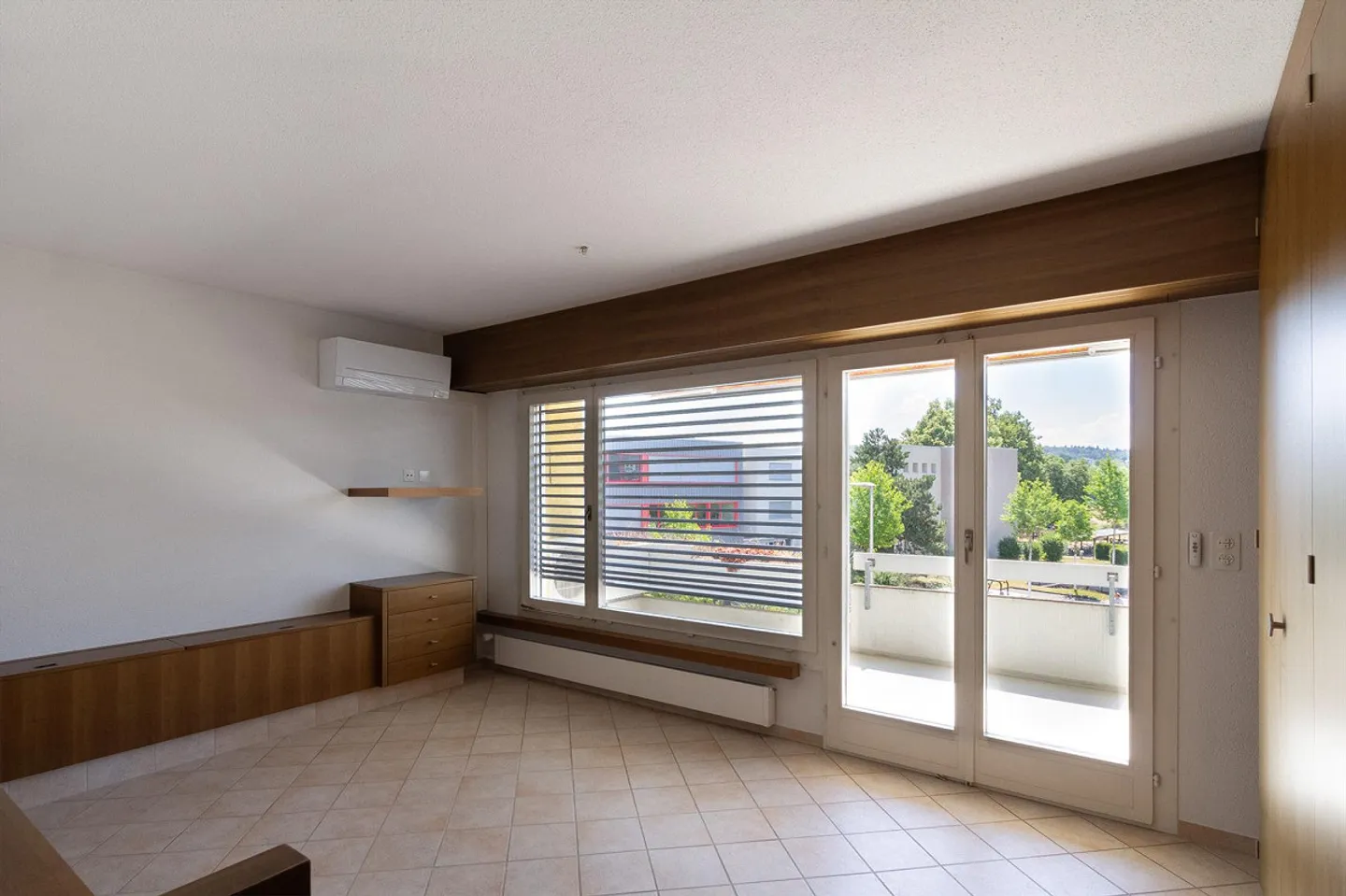 Spacious 5.5-room penthouse with magnificent views in Kleindöttingen - Photo 4 of 11