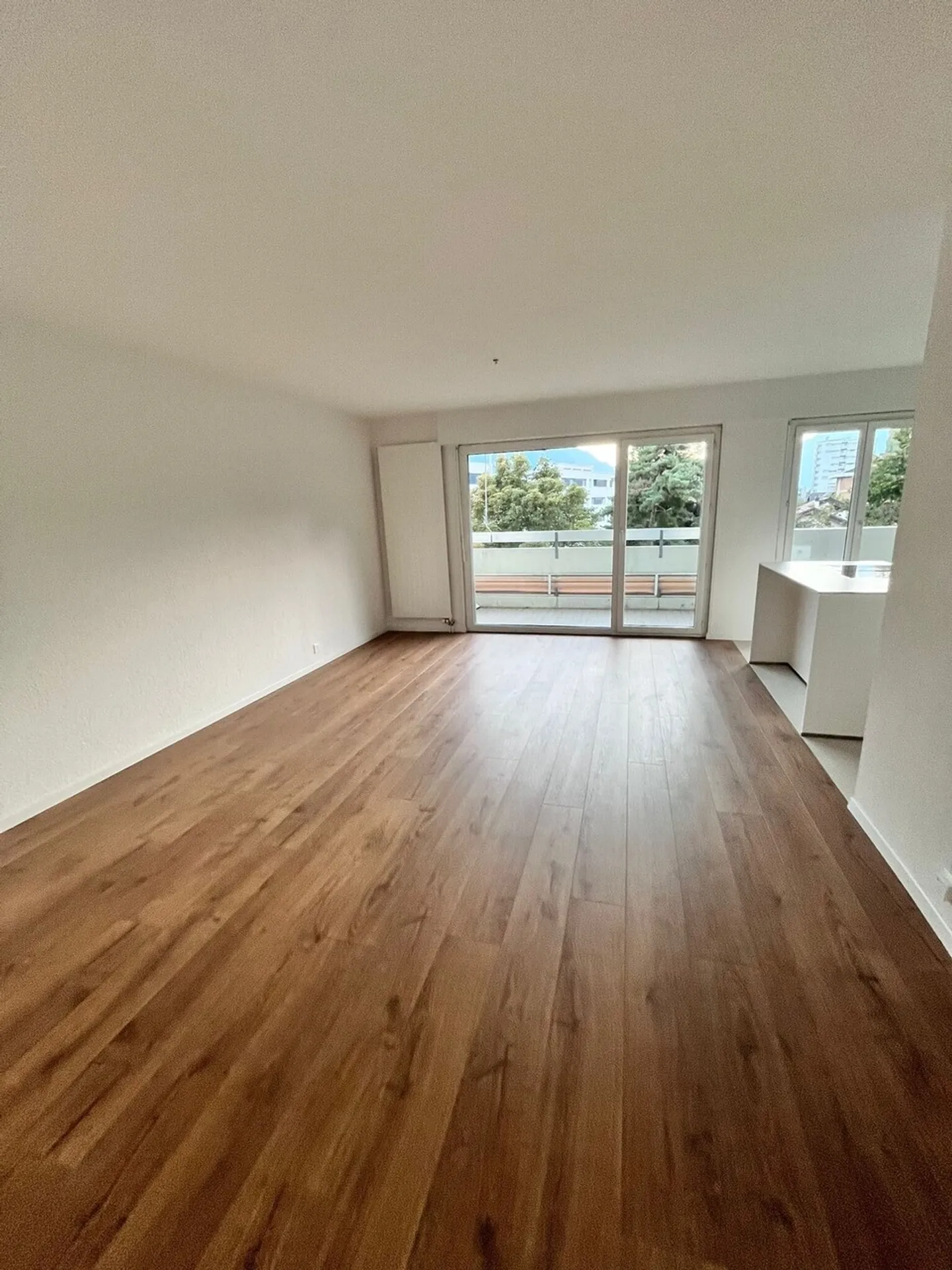 Élégant 3.5 pièces rénové avec balcon et vue dégagée à Sion - Photo 2 sur 7