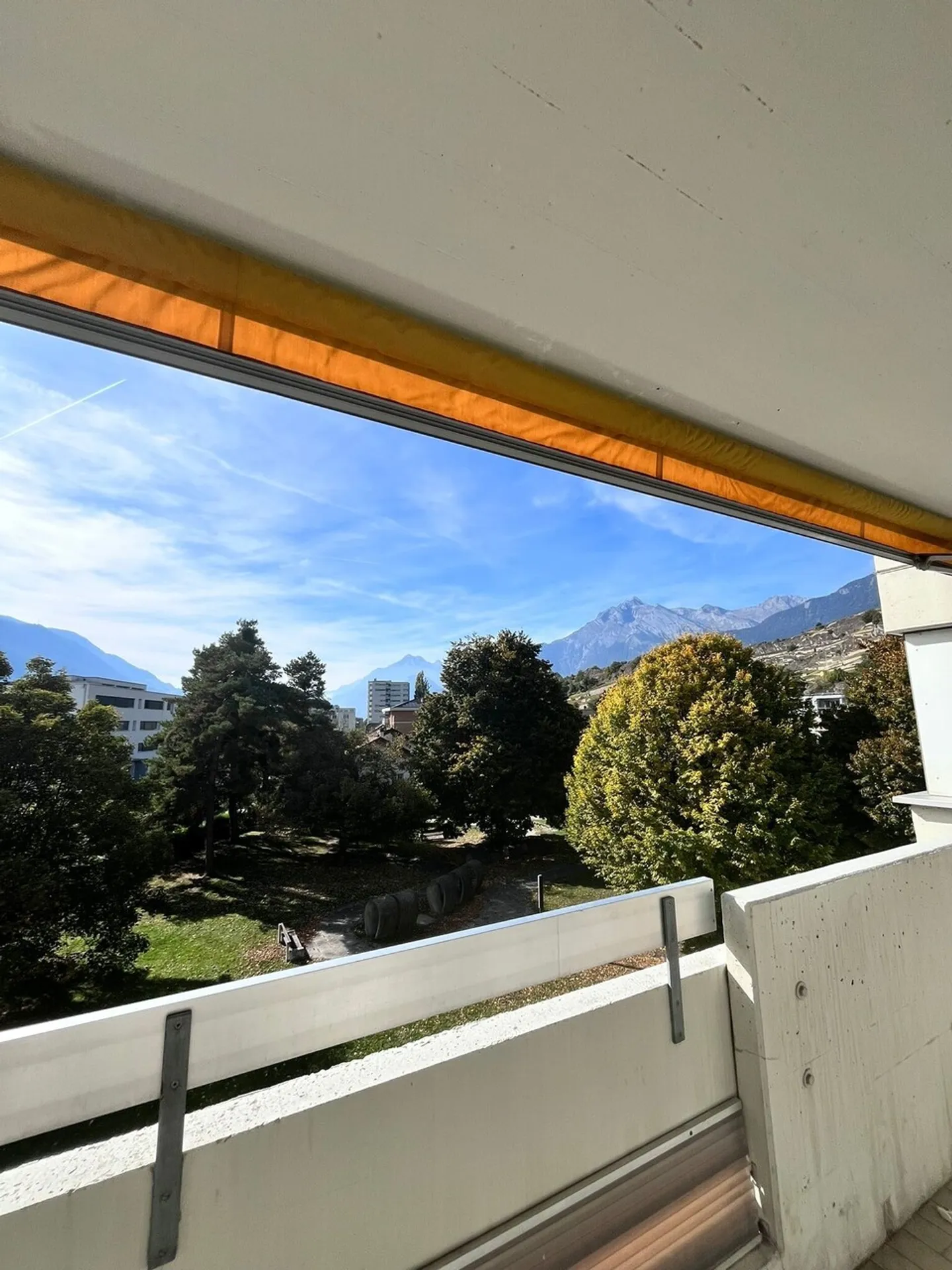 Élégant 3.5 pièces rénové avec balcon et vue dégagée à Sion - Photo 3 sur 7