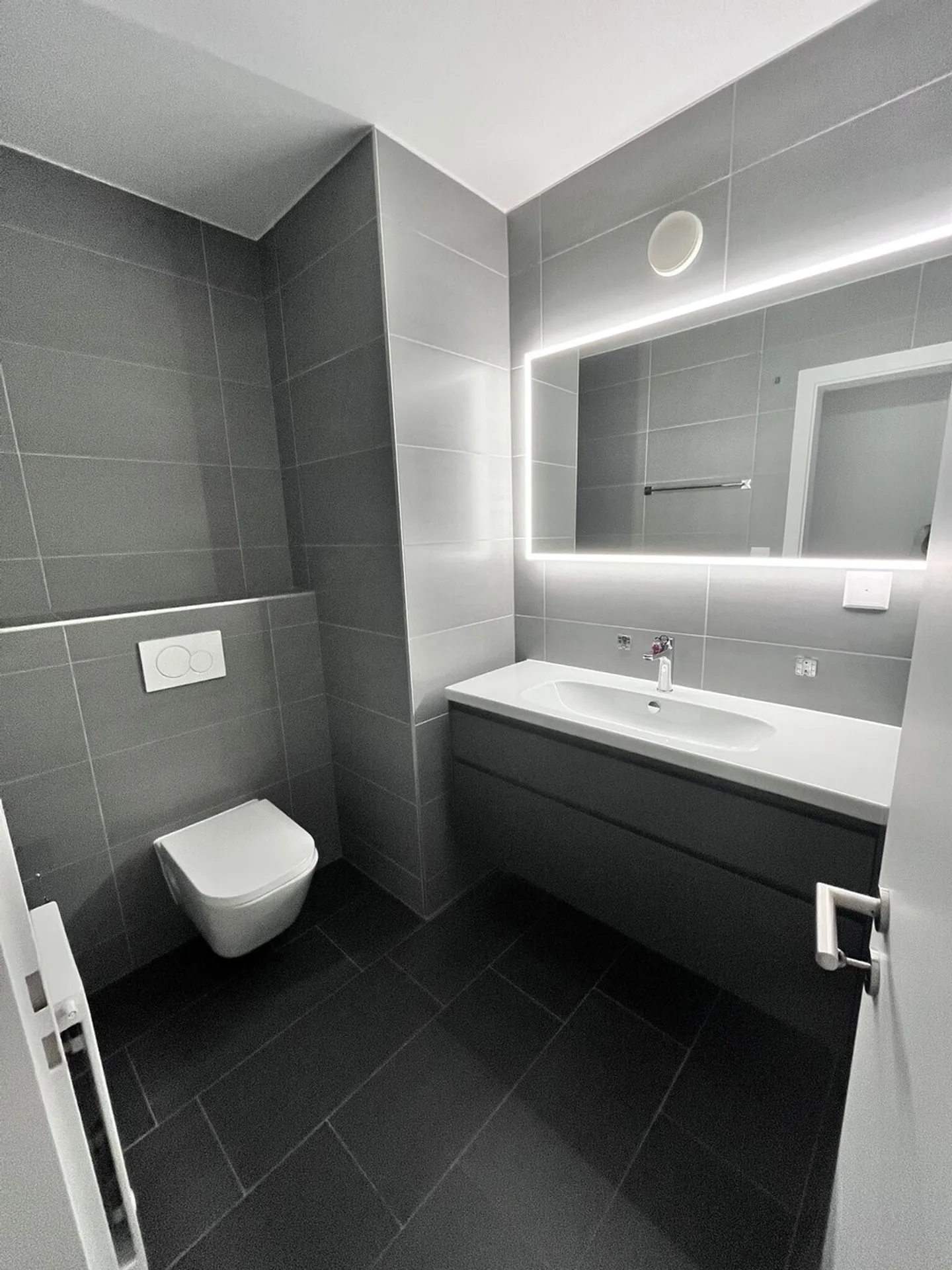 Élégant 3.5 pièces rénové avec balcon et vue dégagée à Sion - Photo 6 sur 7