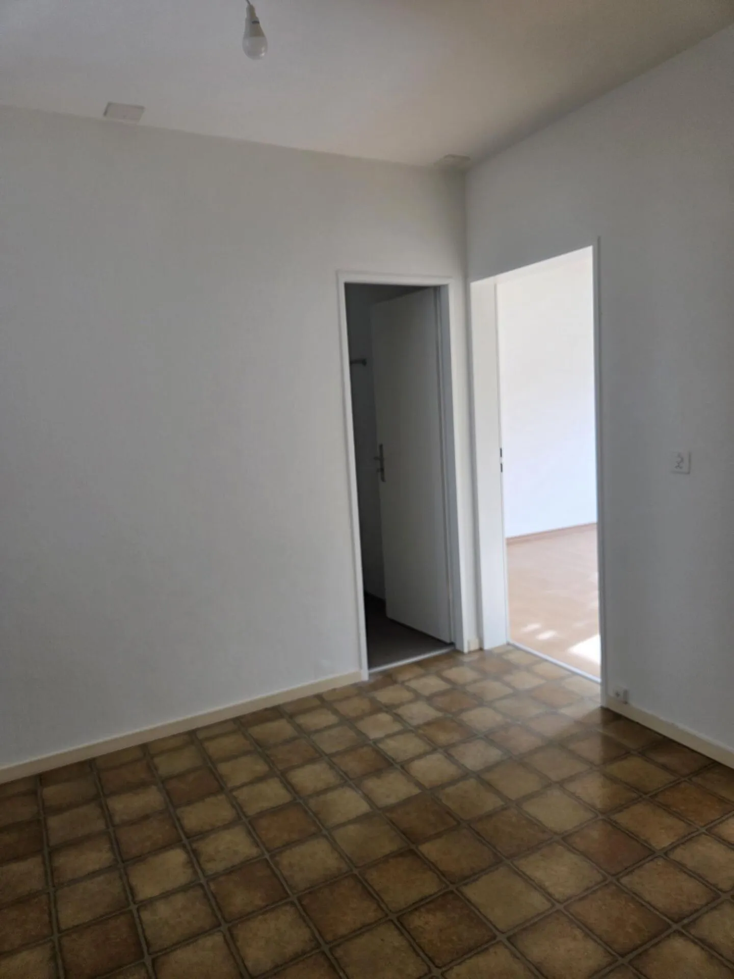 Bell'appartamento con cucina e bagno ristrutturati nella migliore posizione - Foto 8 di 10