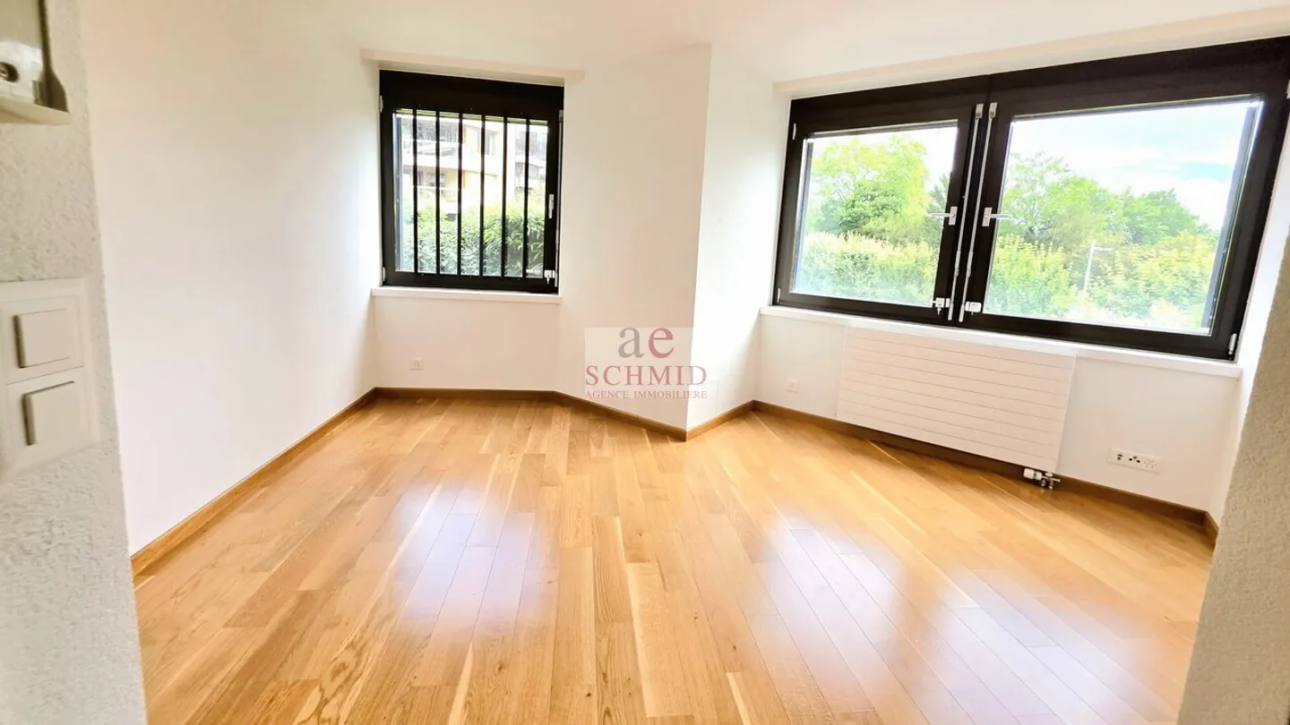Magnifique Appartement avec Vue Lac - Photo 4 sur 11
