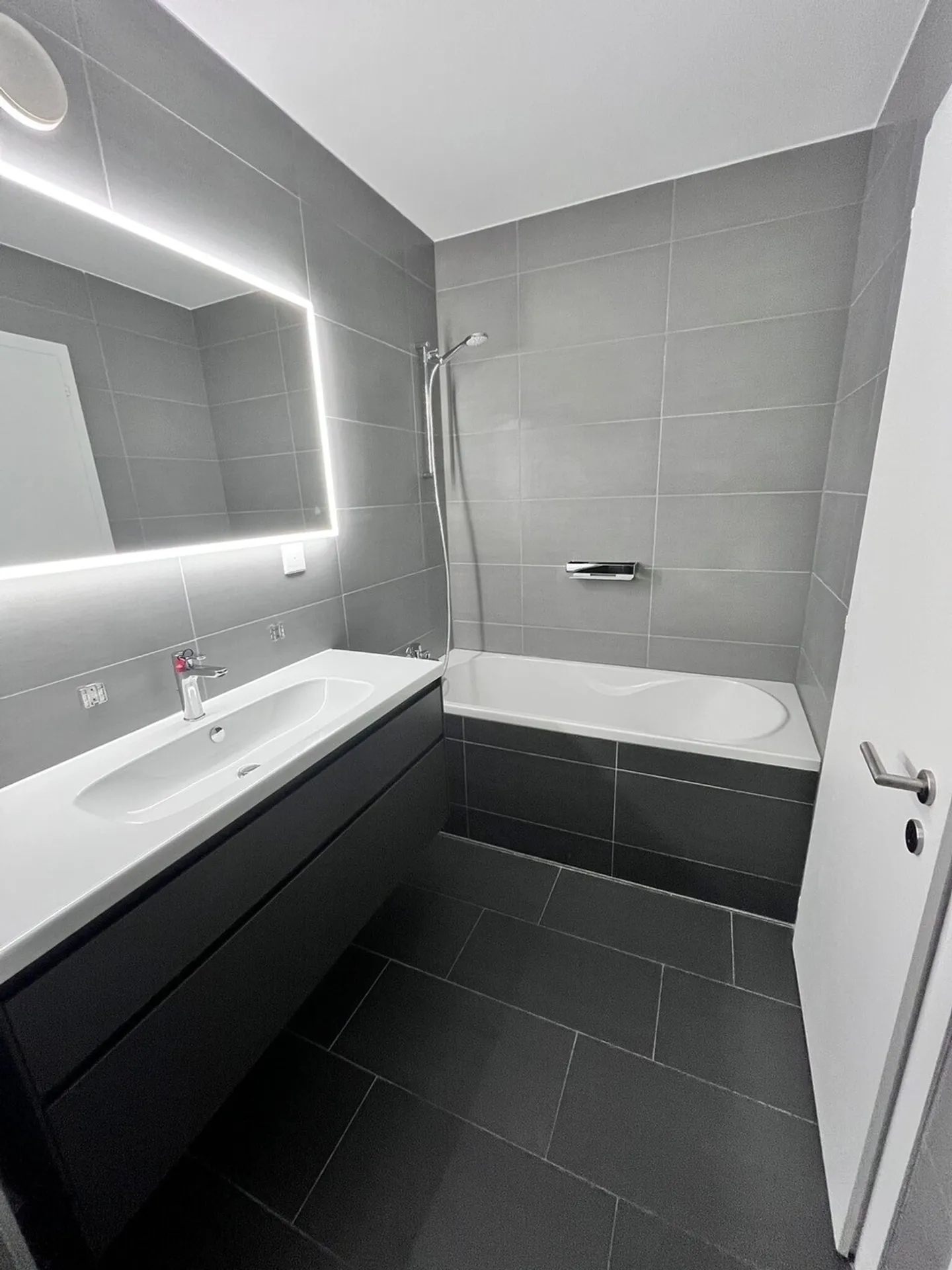 Élégant 3.5 pièces rénové avec balcon et vue dégagée à Sion - Photo 7 sur 7