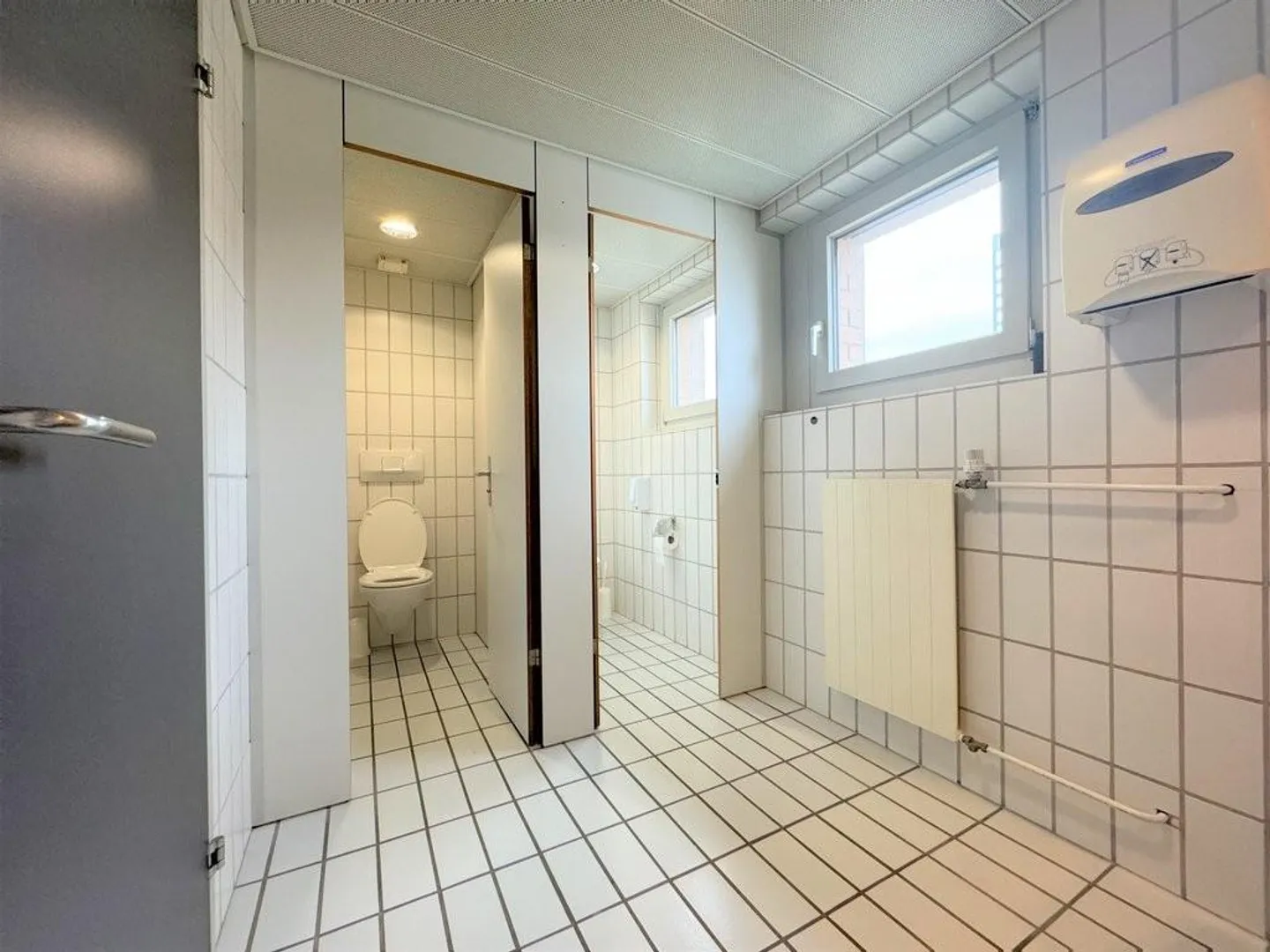 Bureaux modernes et prêts à emménager avec parkings - Photo 9 sur 10