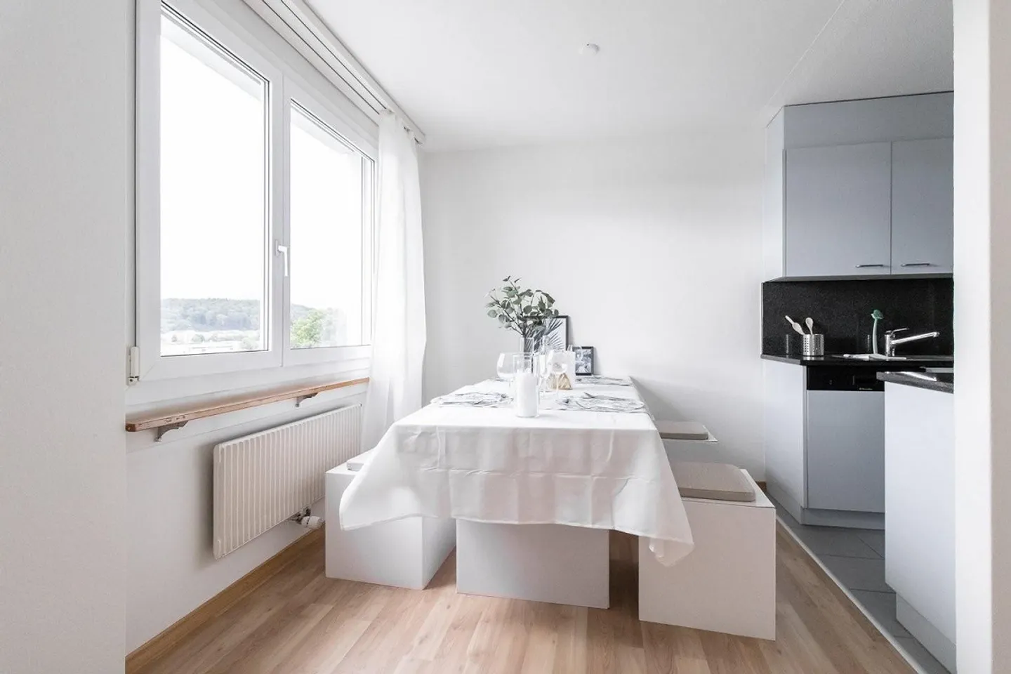 Belle moderne appartement de 3,5 pièces avec balcon et environnement verdoyant - Photo 3 sur 10