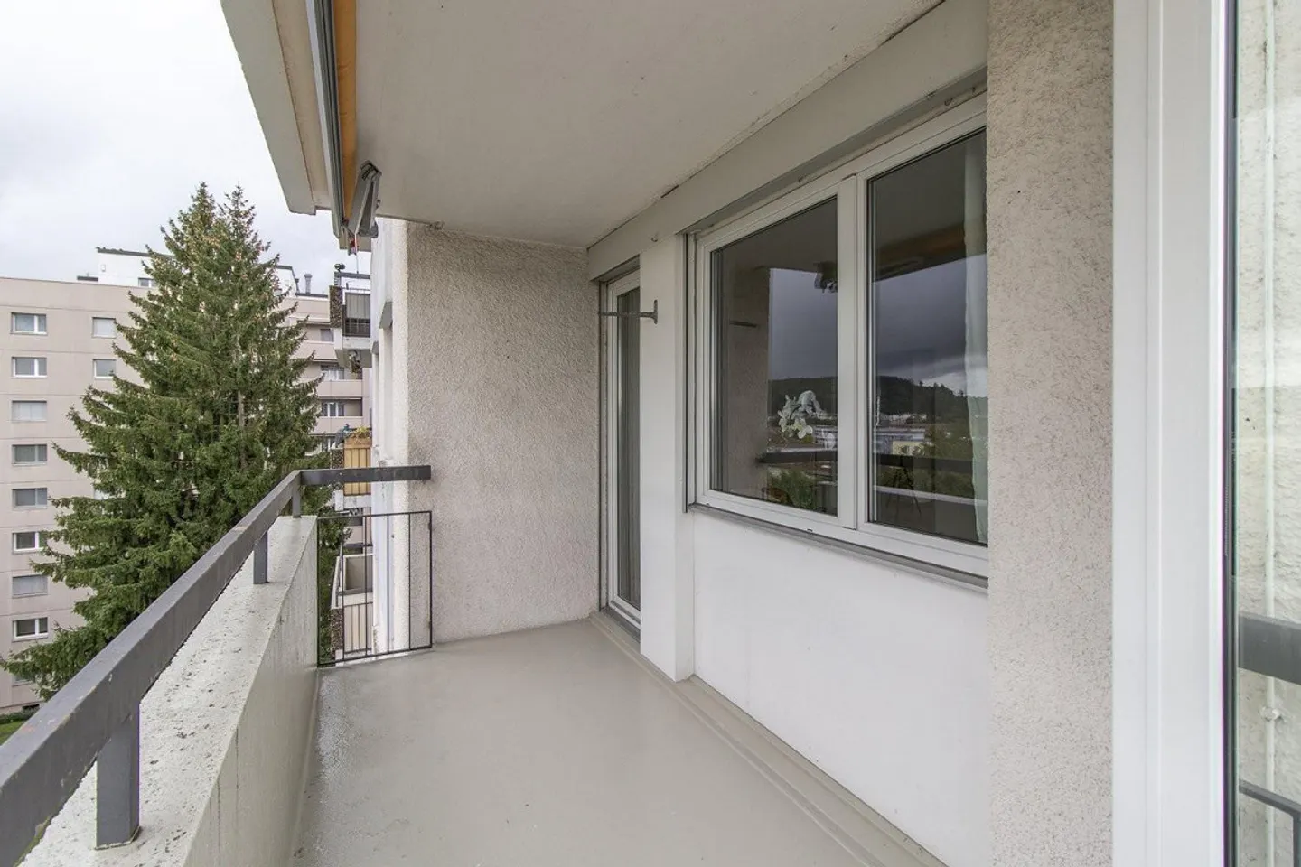 Belle moderne appartement de 3,5 pièces avec balcon et environnement verdoyant - Photo 8 sur 10
