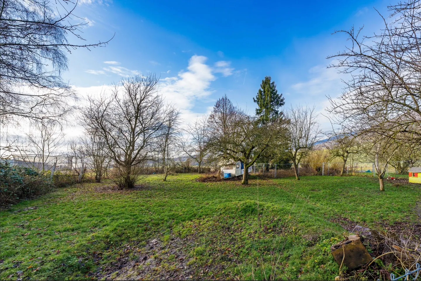 Maison bifamiliale avec grand terrain - Photo 2 sur 6