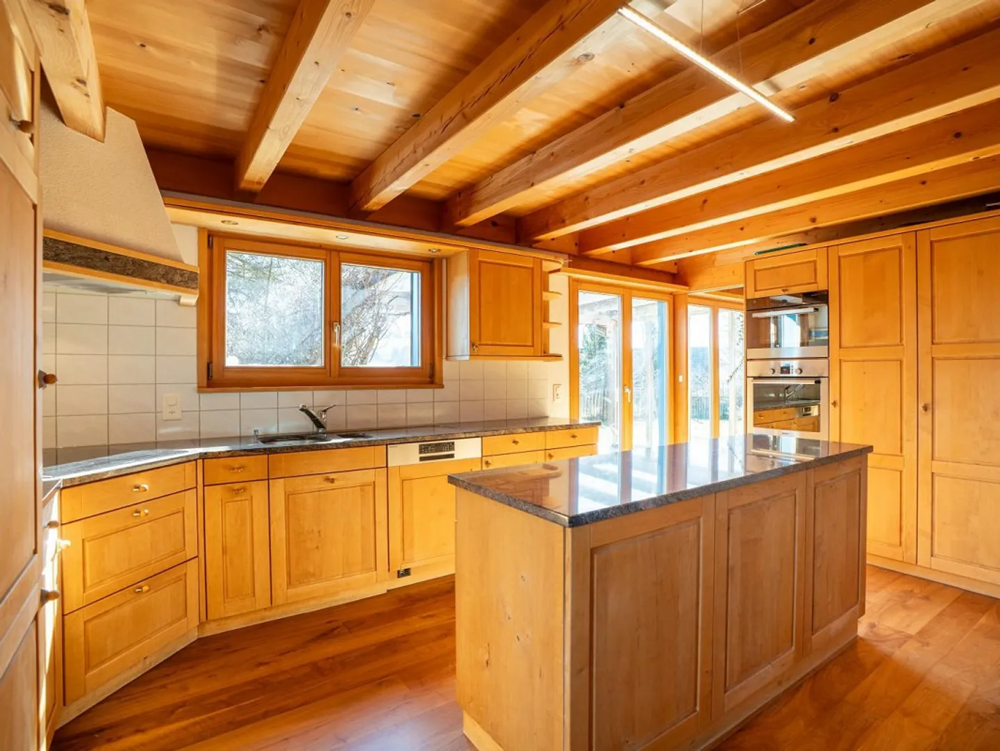 Sunny Residential Paradise with Large Natural Garden - Photo 4 of 7