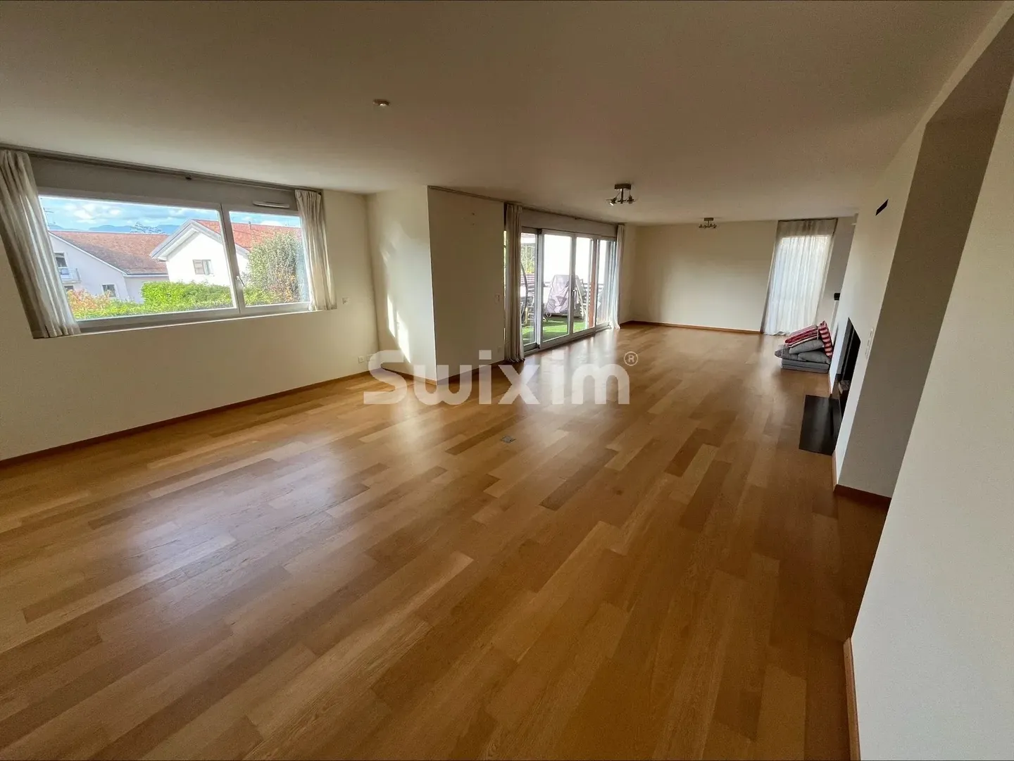 Modern Apartment with Lake View - Photo 8 of 8