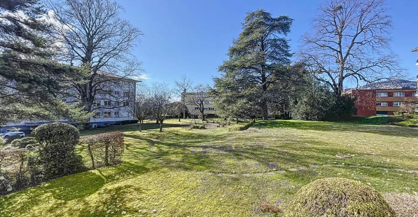 🌿 LA TOUR-DE-PEILZ | 3.5 STANZE RINNOVATE DI ALTA GAMMA | FACING THE PARK | SENZA VISTA | BALCONE 10 m² | PARCHEGGIO - Foto 2 di 5