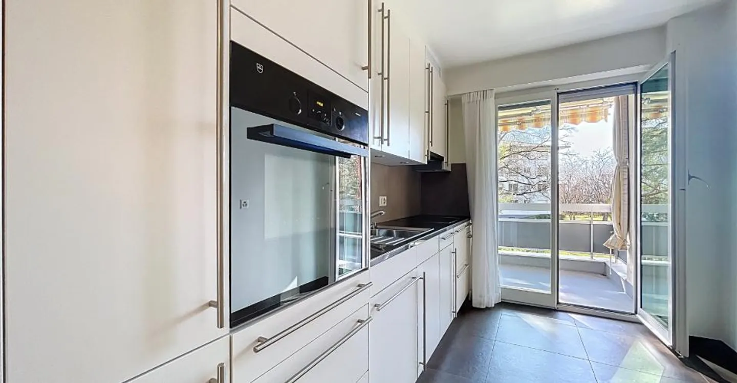 🌿 LA TOUR-DE-PEILZ | 3.5 STANZE RINNOVATE DI ALTA GAMMA | FACING THE PARK | SENZA VISTA | BALCONE 10 m² | PARCHEGGIO - Foto 4 di 5