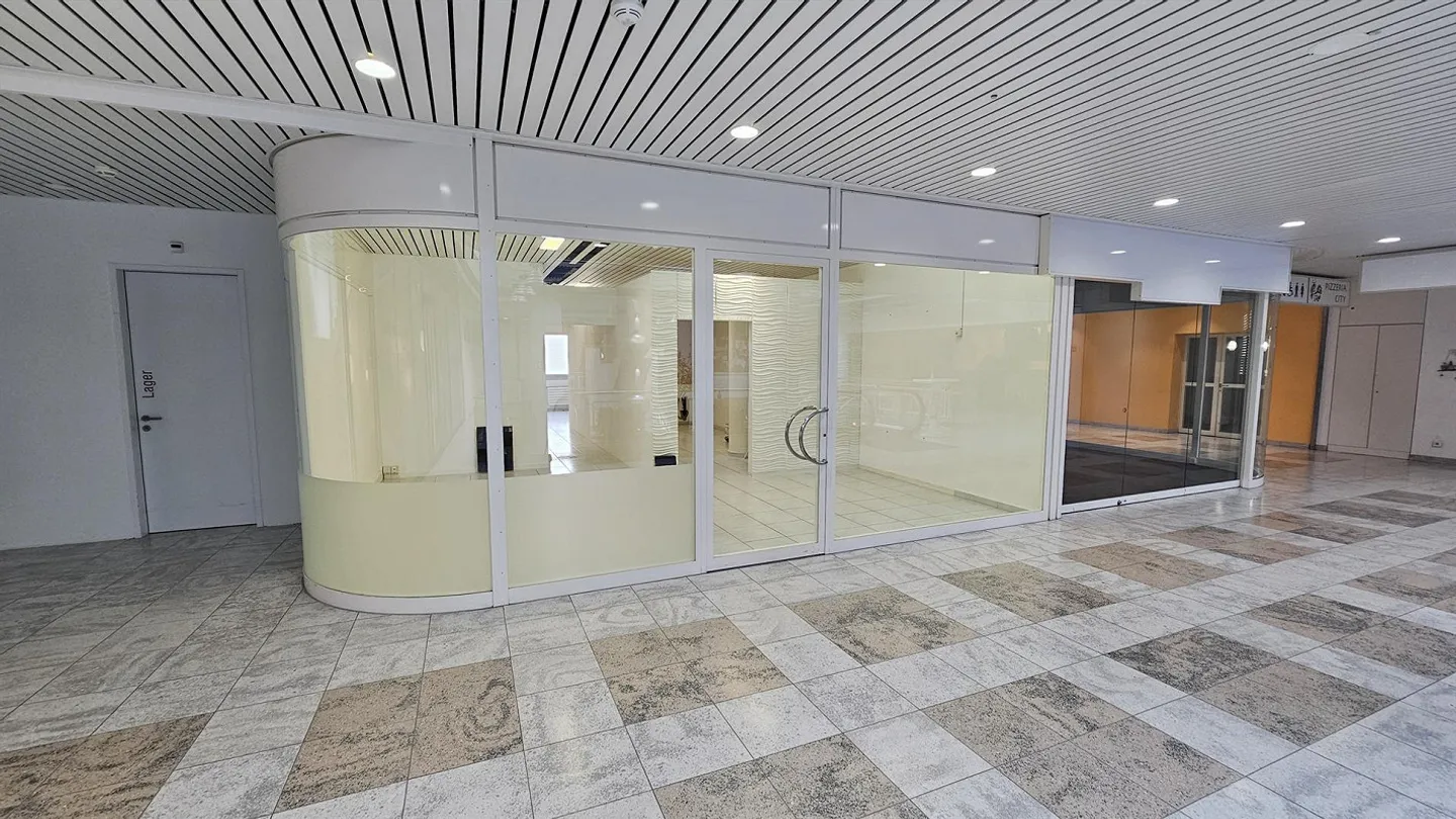 schöne helle Gewerbefläche im EKZ City Buchs - Foto 1 von 3
