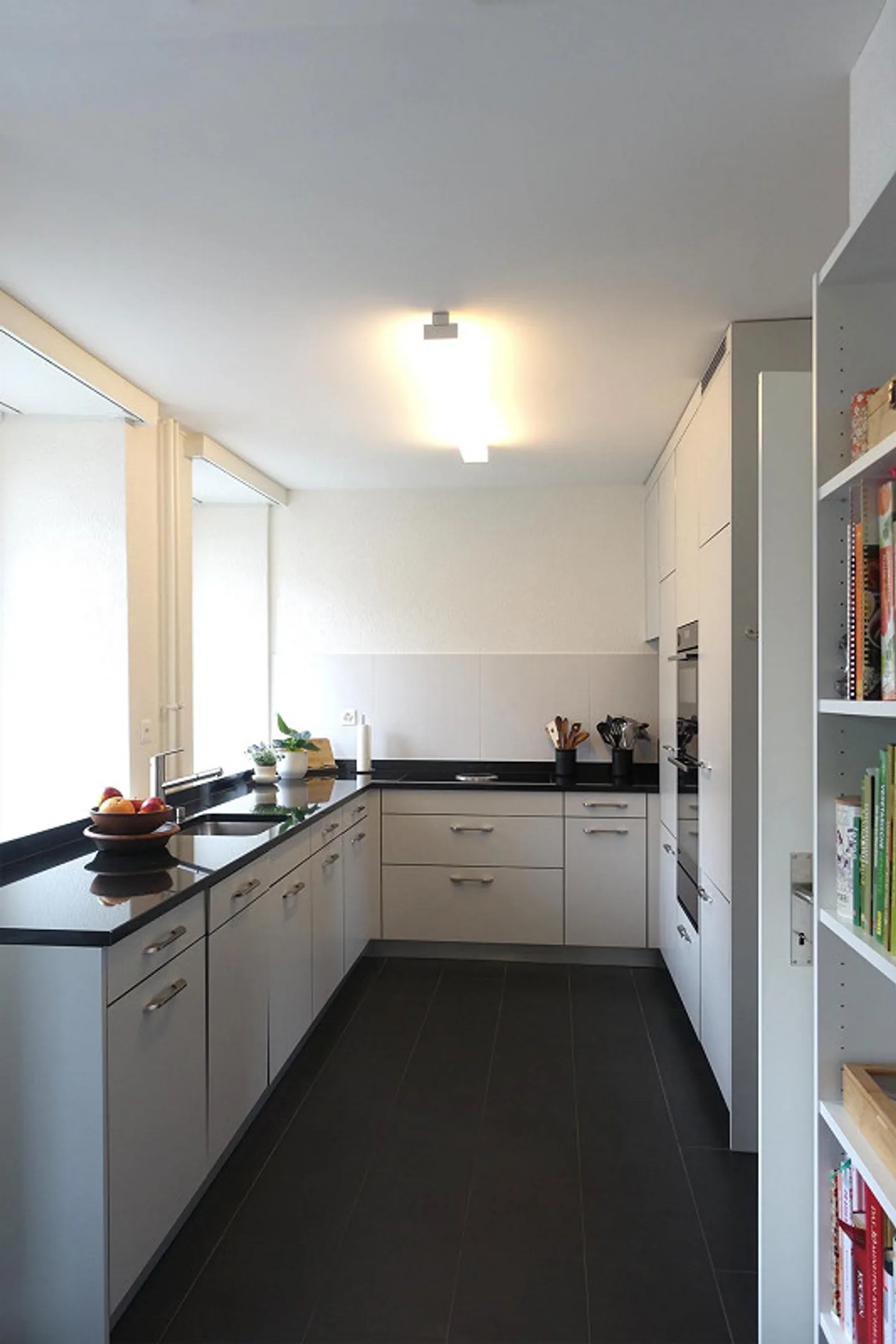 Spacious 3½-room old apartment, centrally located in Chur – approx. 92 m² - Photo 4 of 9