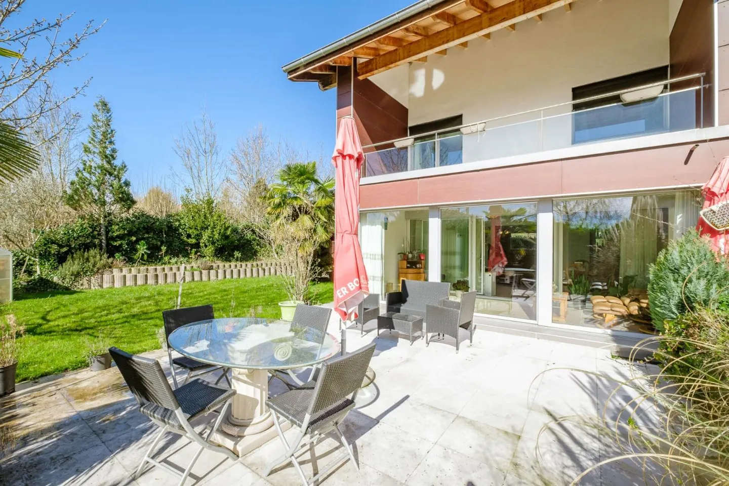 Corner Villa with 300 m² Garden - 4 Bedrooms - Photo 2 of 12