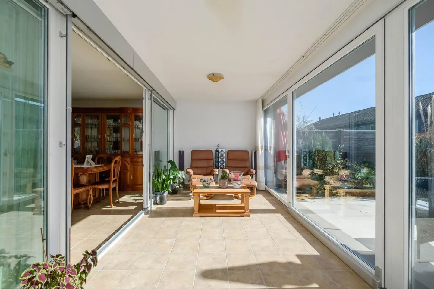 Corner Villa with 300 m² Garden - 4 Bedrooms - Photo 6 of 12