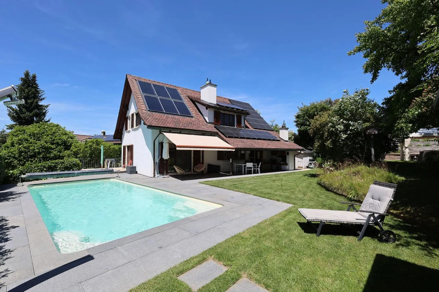 Wunderschön renoviertes 7,5-Zimmer-Haus mit Außenpool - Foto 1 von 13